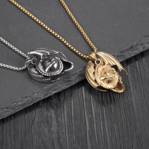 Collier pendentif aile de dragon gothique vintage en finitions or et argent