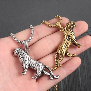 Pendentif tigre en acier titane pour homme, finitions or et argent avec chaîne robuste