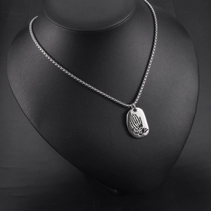 Collier punk en acier inoxydable avec pendentif mains de squelette en prière sur buste
