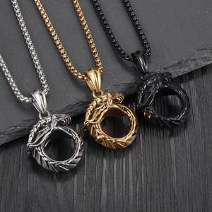 Pendentifs dragon circulaires en argent, or et noir avec des écailles de dragon détaillées