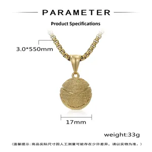 Detalle del colgante de tenis dorado con textura de pelota y medidas de la cadena