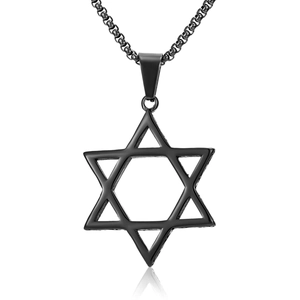 Vue détaillée du pendentif hexagramme noir en acier inoxydable avec une chaîne box