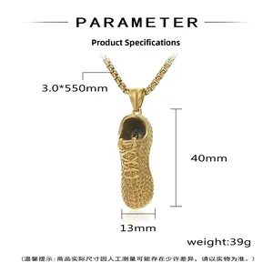 Vue détaillée d'un collier pendentif basket dorée avec paramètres de mesure précis