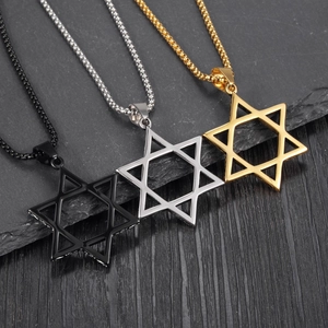 Colliers pendentif étoile hexagramme pour hommes en noir argent et or sur roche