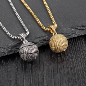 Collar con colgante de baloncesto sólido en oro y plata con textura de bola detallada
