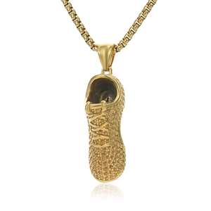 Pendentif chaussure de football 3D doré sur chaîne box avec textures détaillées