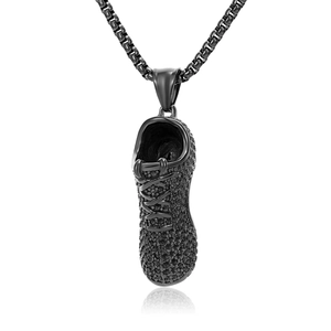 Pendentif baskets noir serti de diamants avec collier en titane et chaîne à mailles