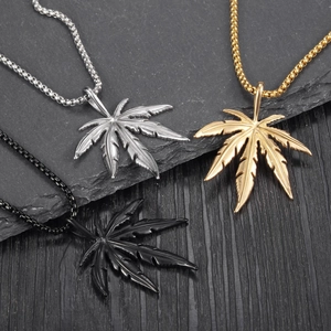 Colliers pendentifs feuille d'érable en trois couleurs or argent noir avec chaîne box