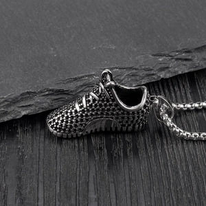 Collier avec pendentif chaussure de sport en acier titane au design texturé