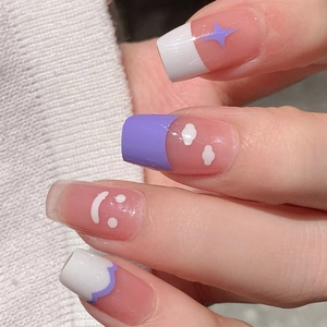 Stickers à ongles français avec sourires et cœurs en violet et blanc
