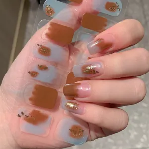Autocollants à ongles dégradés marron et bleu avec des touches de feuille d'or