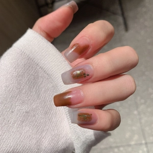 Faux ongles French style sel bleu et marron avec paillettes portés sur la main