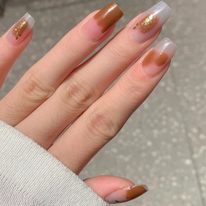 Stickers à ongles brun sel de mer et bleu brume avec accents de feuilles d'or sur ongles longs