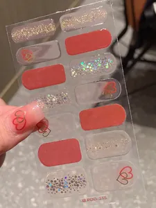 Vue détaillée des autocollants à ongles cœur rouge et paillettes, feuille de 14 pièces