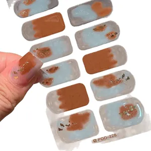 Stickers à ongles de style français en marron caramel et bleu brume avec feuille d'or