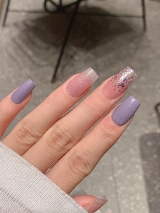 Detailansicht der violetten und pinken Glitzer-Nagelsticker mit Pailletten auf der Hand