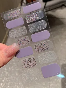 Detailansicht violetter und Glitzer-Nagelaufkleber mit verschiedenen schimmernden Texturen