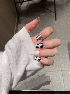 Détails de faux ongles longs carrés avec motif vache noir et blanc et miroir argent holographique