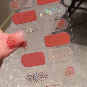 Stickers à ongles en gel semi-durci rouge gelée avec motifs de cœur et paillettes colorées