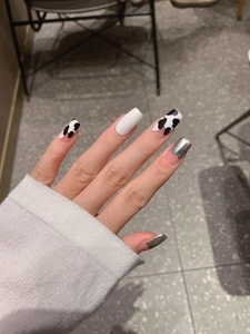 Stickers à ongles motif vache noir et blanc avec texture métallique laser argent