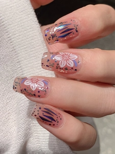 Gros plan détaillé des autocollants ongles fleurs rose clair avec rayures holographiques et paillettes