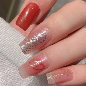 Faux ongles gel coeur rouge à paillettes forme carrée longue au fini brillant