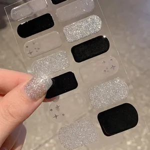Schwarz-Verlauf und Silber-Glitzer Nagelaufkleber mit Sternenmuster auf Nagelbögen