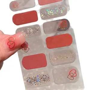 Stickers à ongles gel rouge avec motifs de cœurs et paillettes sur ongles