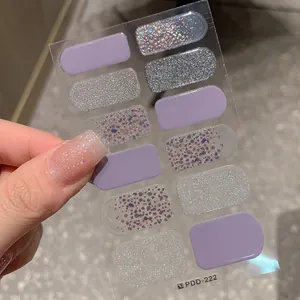 Violette Nagellackaufkleber mit Glitzer und großen Pailletten in diversen Größen