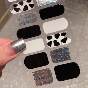 Stickers à ongles noirs et blancs avec motifs vache et paillettes holographiques, set de 14