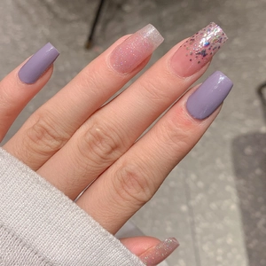 Violette und Glitzer-Nagelaufkleber mit fliederfarbenem und durchscheinendem Design
