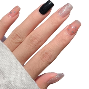 Schwarz-transparente Nägel mit Glitzer und Silbersternen im quadratischen Design