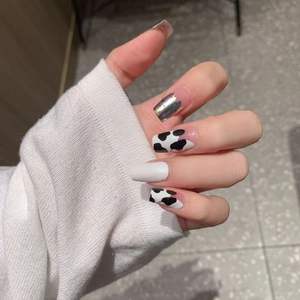 Autocollants à ongles holographiques argentés et motifs vache noir et blanc chic