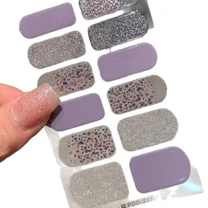 Violette und glitzernde silberne Nagelsticker mit schillernden Pailletten für DIY