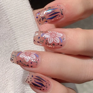 Autocollants à ongles floraux dégradés avec base rose et flammes bleues sur ongles carrés