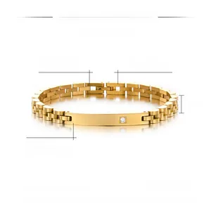 Détail d'un bracelet style montre en acier inoxydable doré de 6 mm avec un oxyde de zirconium