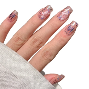 Faux ongles à fleurs en dégradé avec lignes bleu-violet et paillettes argentées