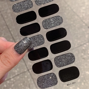 Stickers à ongles noir brillant et pailleté argenté LT-001 sur des mains manucurées