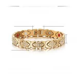 Détail du bracelet magnétique trèfle doré de 10 mm avec incrustations de zircone cubique