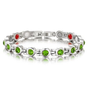 Détail du bracelet en acier avec zircons verts et billes de thérapie magnétique intégrées