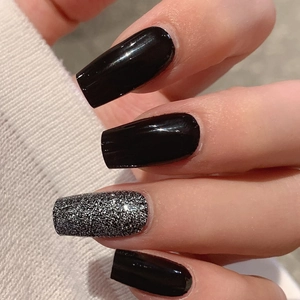 Faux ongles noirs brillants et pailletés argentés de forme carrée style chic