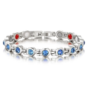 Détail macro du bracelet magnétique en acier avec cristaux bleus et inserts d'énergie