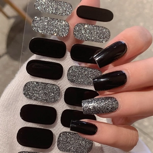 Stickers à ongles noirs brillants et paillettes argentées sur fond de style de vie