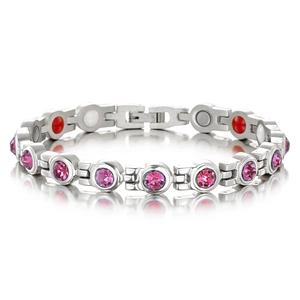 Détail d'un bracelet en acier argenté avec pierres roses et éléments magnétiques internes