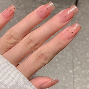 Stickers ongles gel rose nude translucide avec paillettes d'étoiles dorées forme cercueil