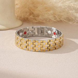 Détail du bracelet de magnétothérapie bicolore avec maillons dorés et argentés sur socle