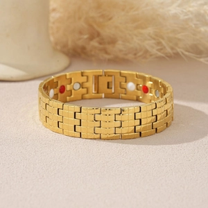 Gros plan détaillé du bracelet de magnétothérapie en acier inoxydable doré avec pierres de santé