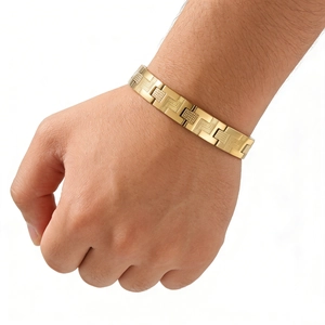 Bracciale magnetico largo da uomo in oro con motivo a chiave greca e maglia tipo orologio