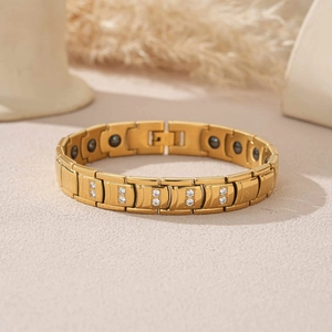 Bracelet magnétique en acier doré avec oxydes de zirconium sur fond de pierre
