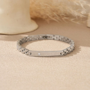 Bracelet à maillons de 6mm en acier inoxydable avec incrustation de zircon sur fond beige